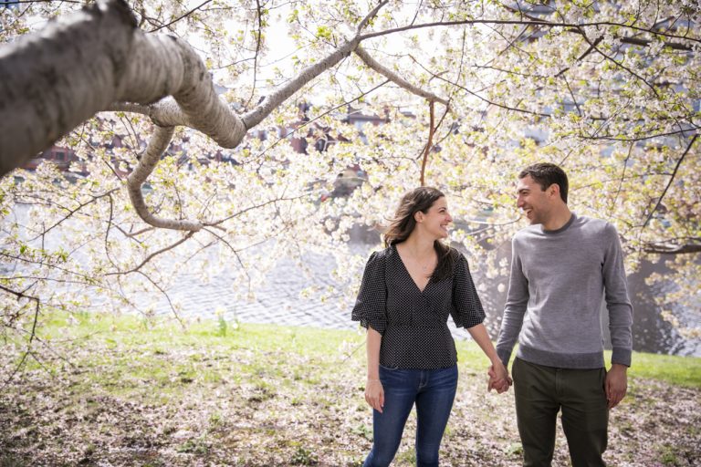 Photo Romantic Outdoor Spring Engagement Proposals